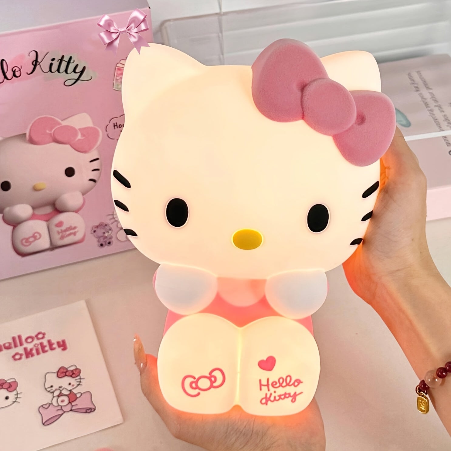 Sanrio Hellokitty Pink USB Night Light Cute Style Silicone Soft Touch Touch Turns On 2-level Adjustable 3-Color Light Remote Control Built-in 1200mAh Battery Supports USB Charging For Decoration Bedroom Sleeping Daily Or Birthday Gifts